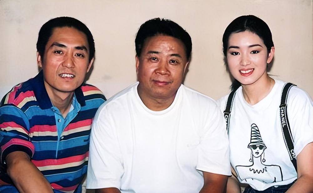 虽然张艺谋没有公开,但世上没有不透风的墙,肖华还是知道了,她为了