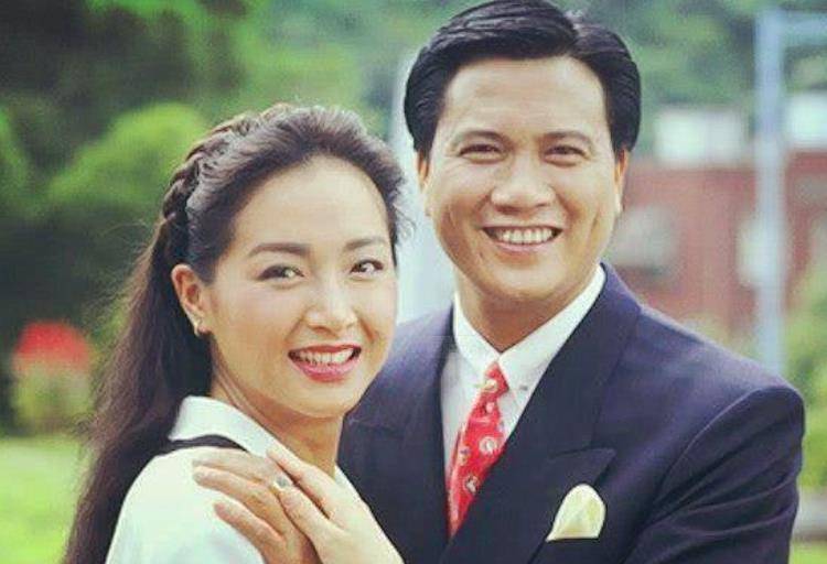 2002年,45岁的万梓良迎娶了小16岁的空姐郭明黎为妻,,郭明黎从12岁就