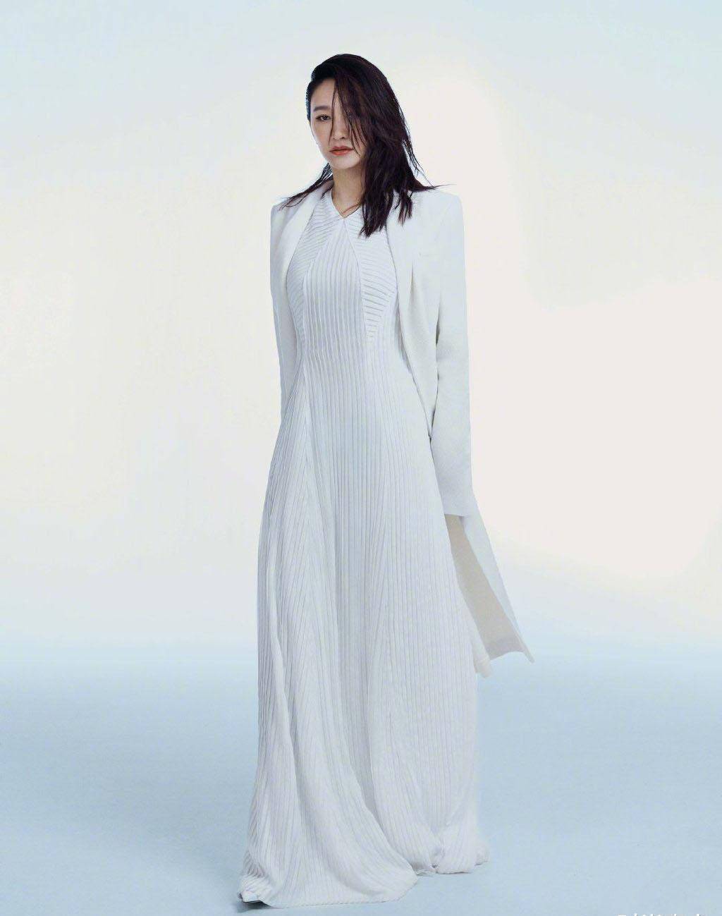 44岁李小冉杂志照,一袭白色针织长裙搭大衣,御姐气质瞬间显现