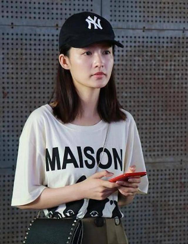 李沁遭"狗仔"偷拍,素颜照流出,网友:这才是普通人的脸_嘴角_自然_状态