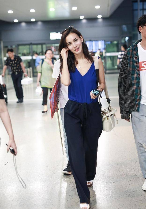 原创34岁卢靖姗发型像汉子身材却很女人穿无痕裤运动背心太撩人