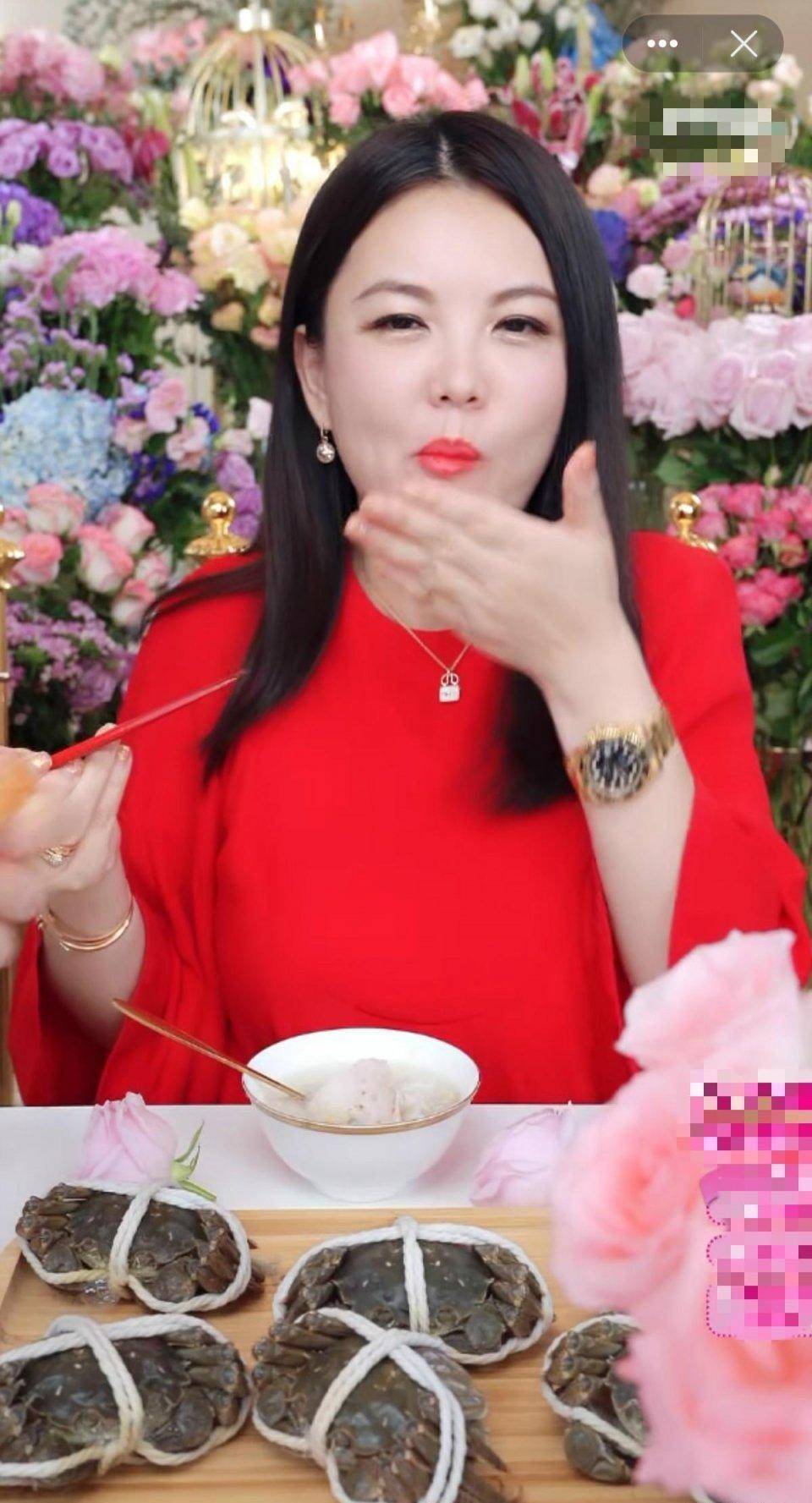 原创李湘直播大吐苦水直言被王岳伦饿坏了播完螃蟹就是龙虾吃不停