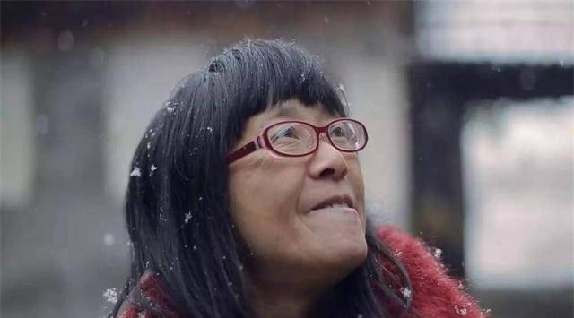 农民娶愚笨妻子,百般瞧不起她,数年后女人成著名诗人霸气离婚_尹世平