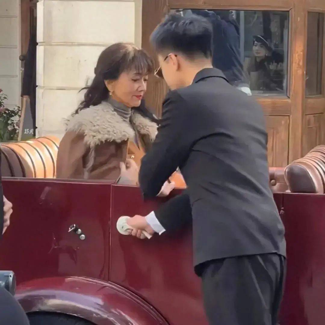 原创赵雅芝脸终于垮了皮松肉坠偶像包袱还这么重天天装嫩有意思吗