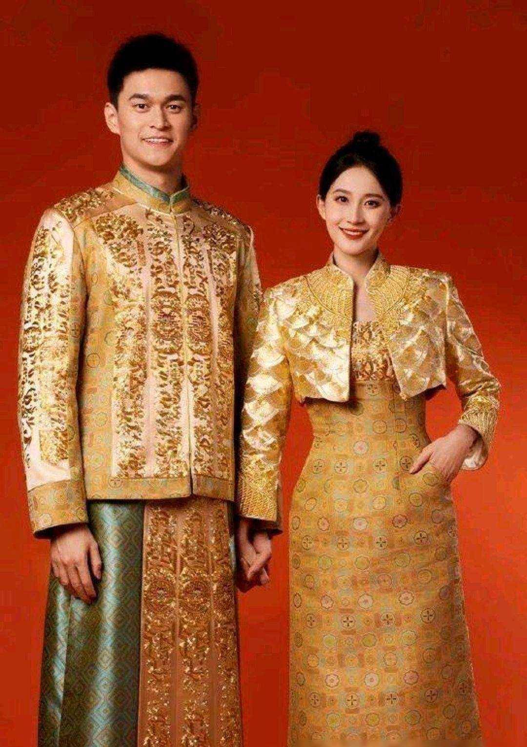 原创孙杨夫妇秀恩爱金色礼服深情对视1米98巨人与娇妻如小鸟依