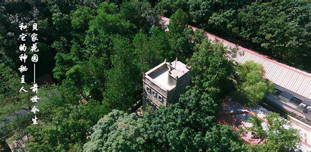 一座带着浓郁古朴的欧洲城堡式石楼建筑,置身于此,仿佛来到了异国庄园