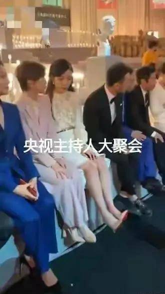 原创电视幕后都在刷手机董卿肚子圆滚滚撒贝宁困了李思思脱鞋玩