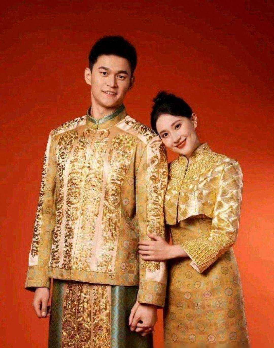 原创孙杨夫妇秀恩爱金色礼服深情对视1米98巨人与娇妻如小鸟依