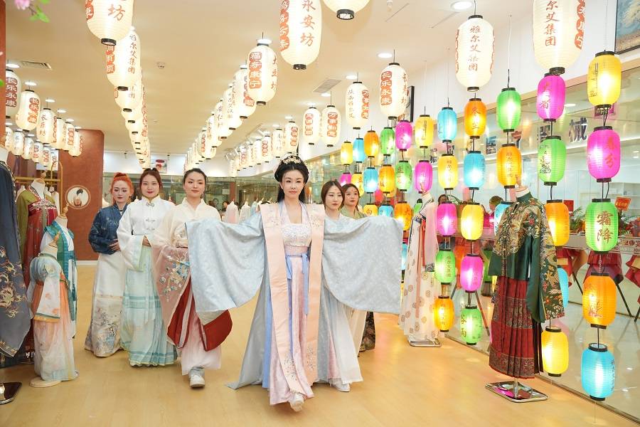 做强做大服装产业链,让它成为周,秦,汉,唐国风服饰交易中心和体验基地