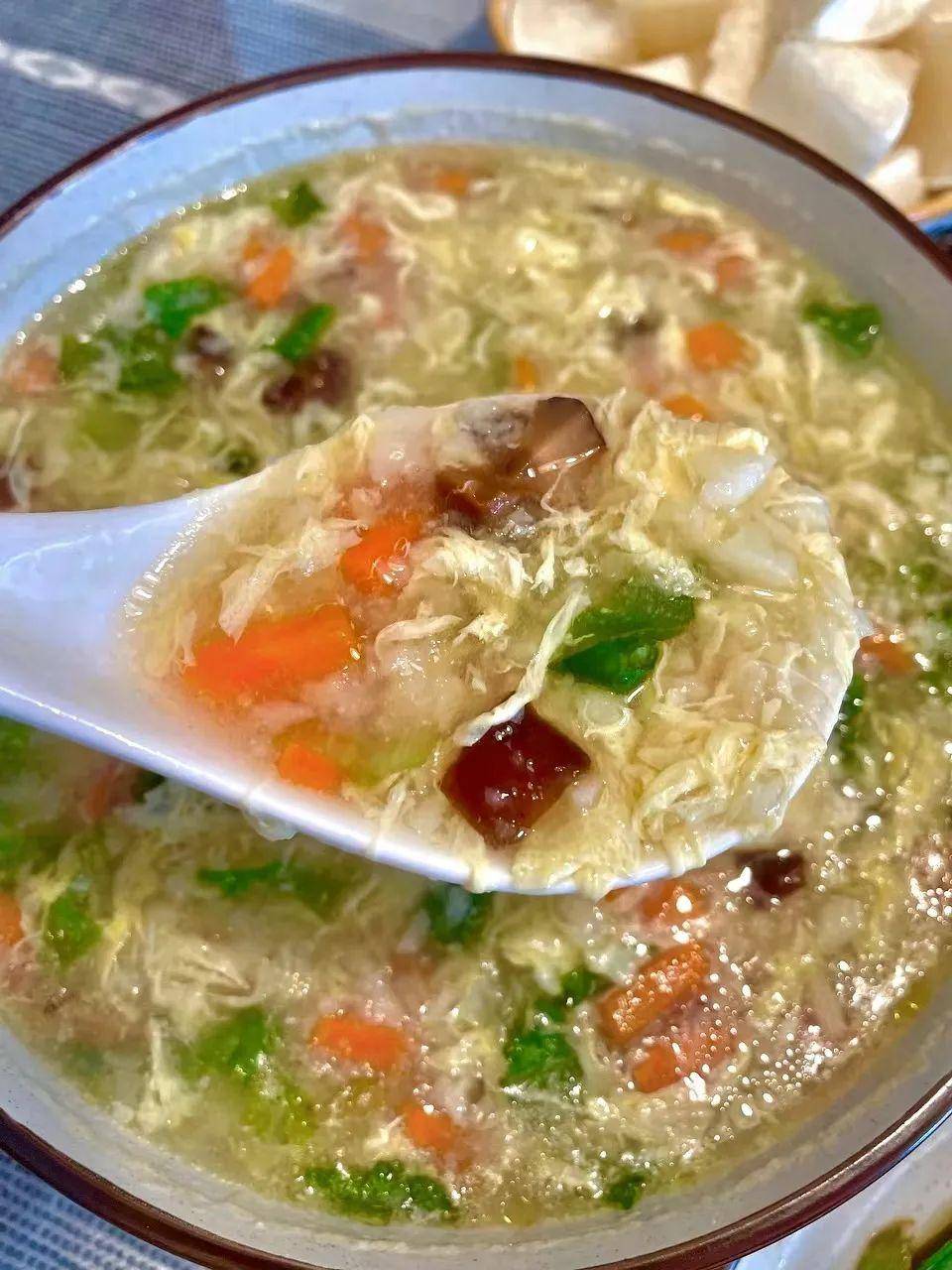 我要向大家推荐两种既健康又美味的食谱:藜麦小米南瓜粥和山药芙蓉汤