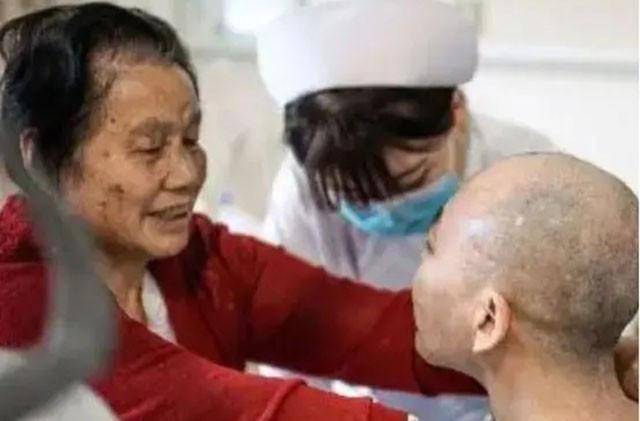 "折叠人"李华:骨头敲断4次,植入22颗钢钉,28年后重新学走路_手术_医生