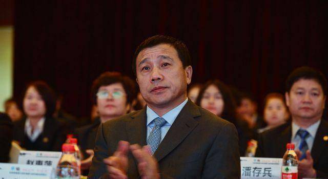 这个朋友不久前借了孙广信的车,出了严重车祸,车基本被毁坏.