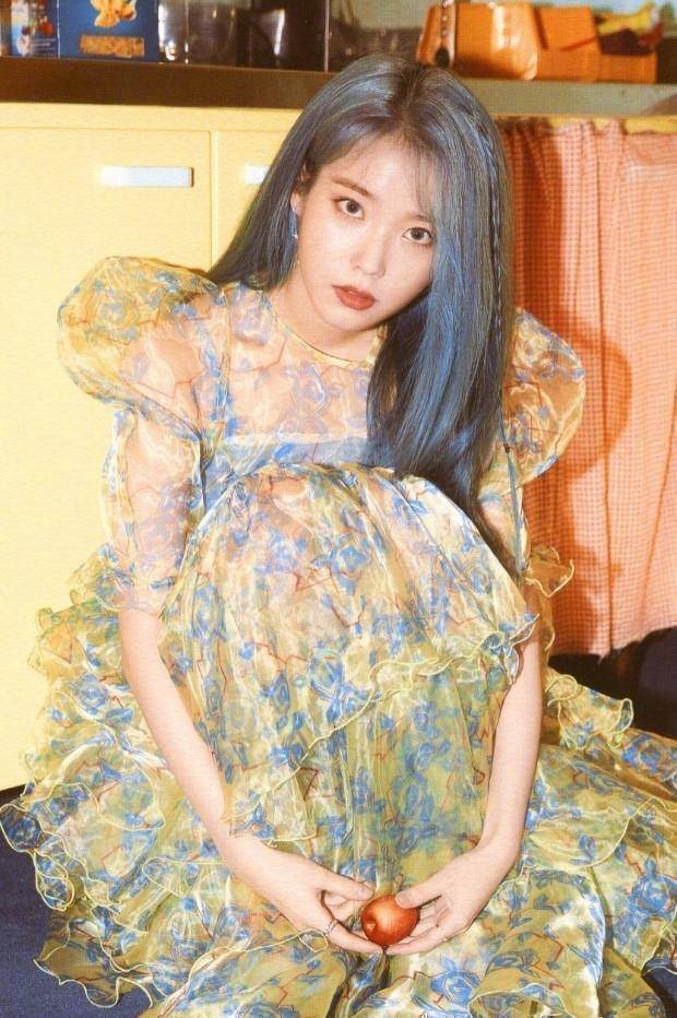 夏日必备之一碎花元素跟着iu学穿碎花裙清新可人