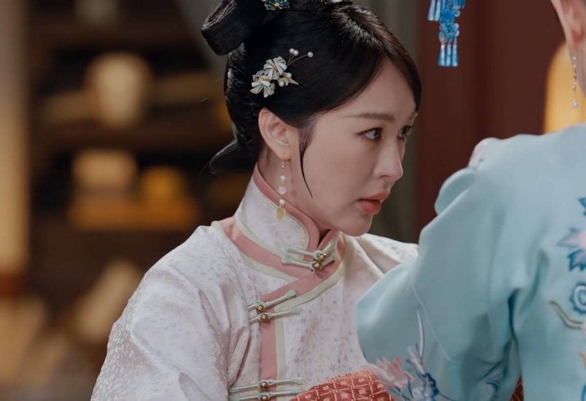 她在这一片段中饰演的宸妃,装出一副单纯无害的样子,实则是始作俑者.