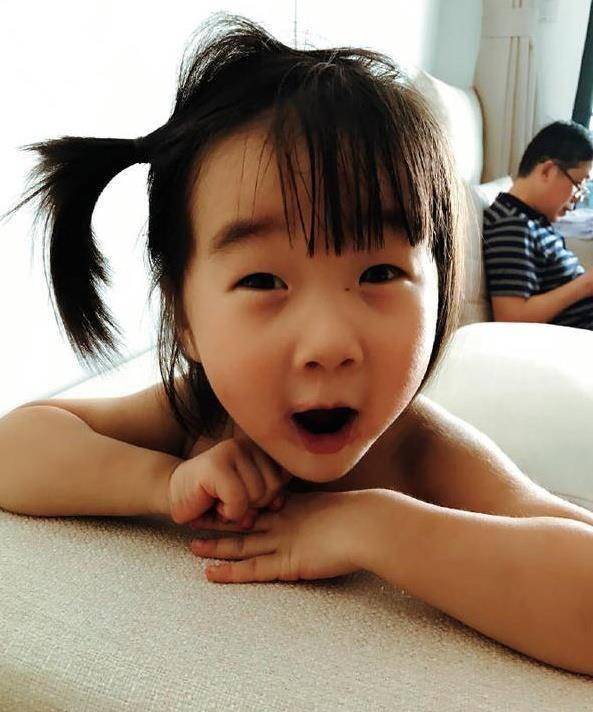 一起为女儿庆祝四岁的生日,不得不说,咋一看是真能误以为是乔杉小时候