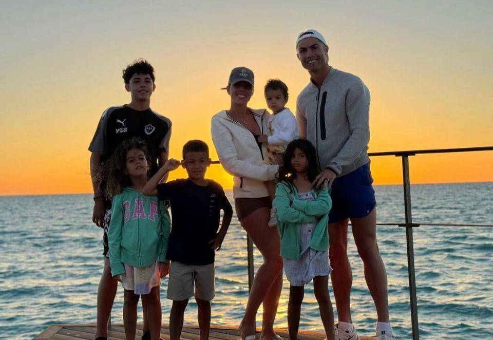 原创乔治娜带6岁龙凤胎在健身房锻炼像c罗一样西班牙名媛背影惹眼