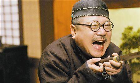 此人家中突然闯进十条大汉对他说借你家开个紧急会议