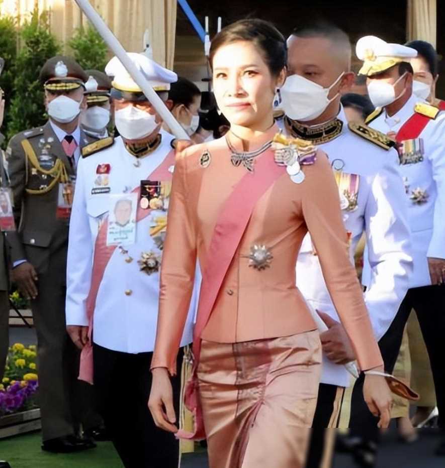 原创39岁诗妮娜贵妃甜蜜同框照引关注或渴望君主回顾旧情