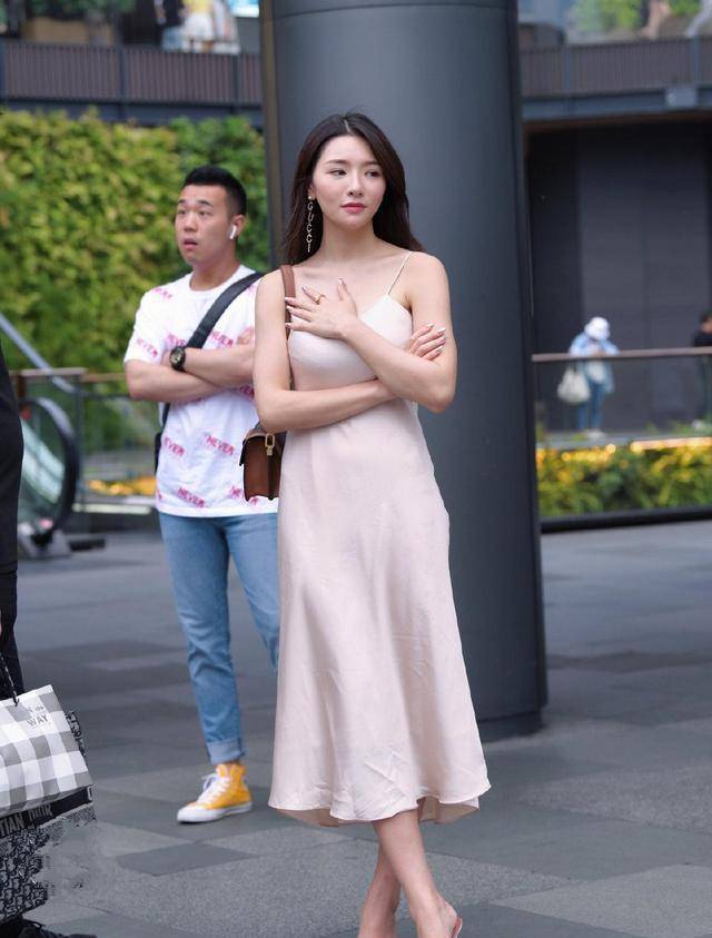 港风吊带裙仙气飘飘的感觉动感十足让美丽可爱成为现实