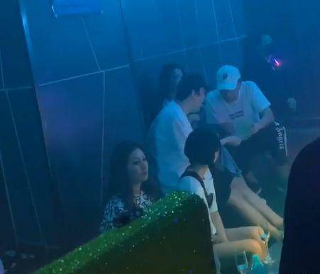 王思聪带新女友成都酒吧狂欢开50瓶黑桃a庆祝女方长相似甜仇