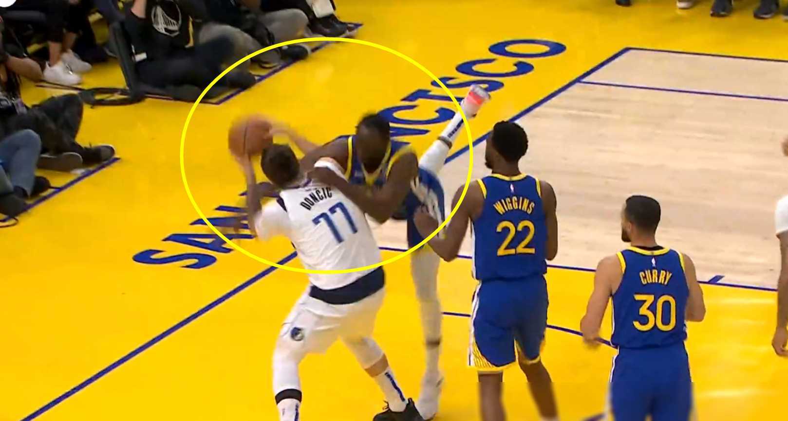 而裁判却没有吹罚犯规,因为他们认为东契奇先走步了