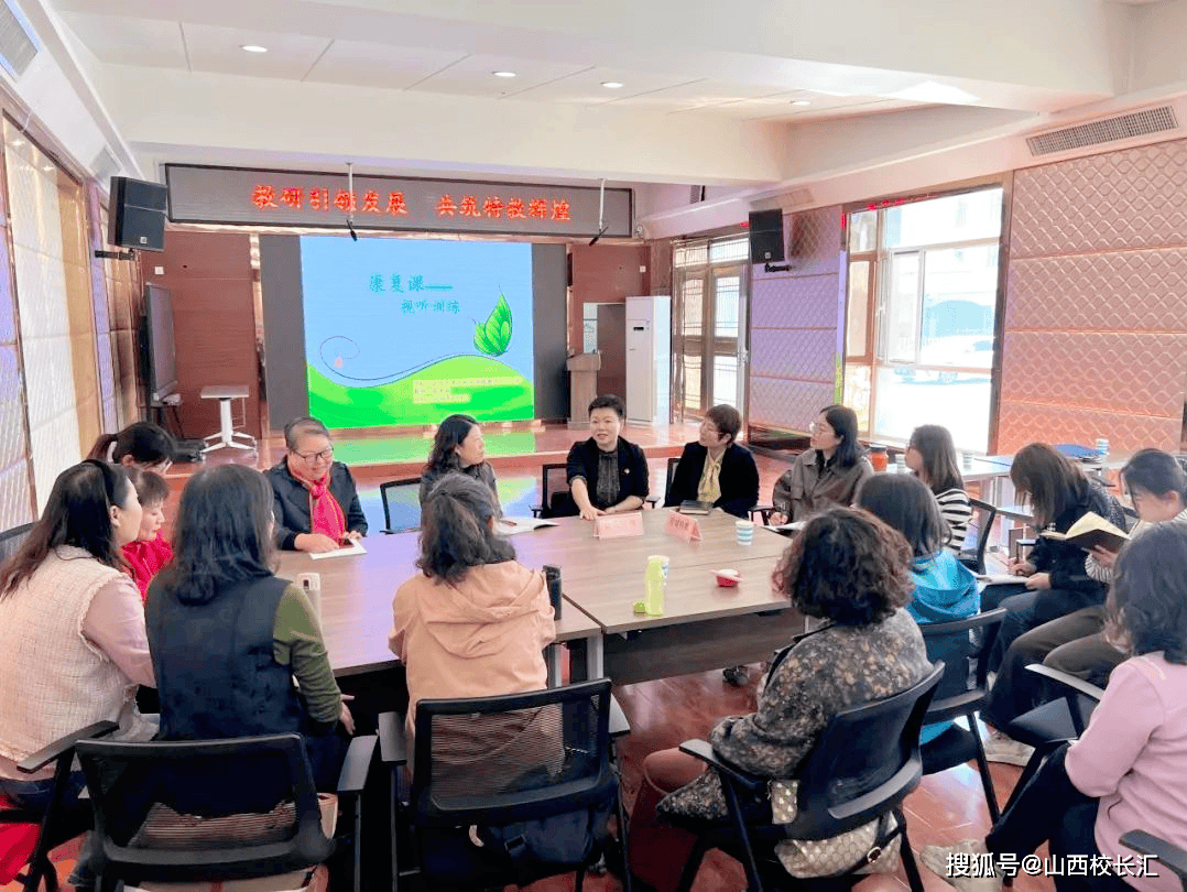 面对面交流指导郭老师的集体训练课采取家长支持性参与课堂的模式