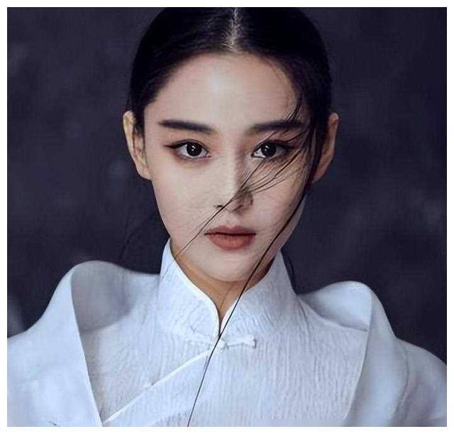 张馨予佳木斯拍戏素颜亮相朴实打扮引关注越来越接地气