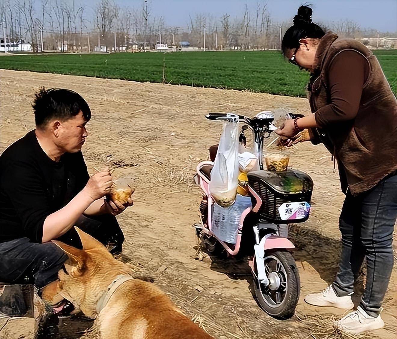 大义弟兄前脚浇麦苗,后脚陈萌亲自做饭送饭,他表示很开心