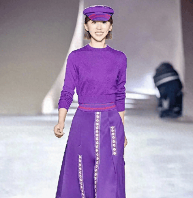 原创主持人欧阳夏丹为某品牌走秀自信满满却像路人网友又土又丑