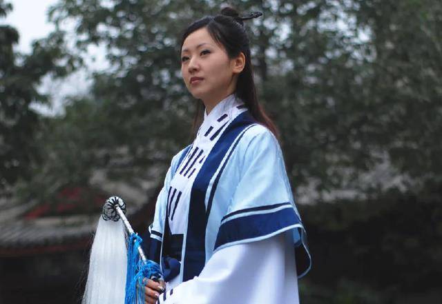 当时,无数的百姓慕名而来想要一见她的尊容,慢慢地道观里的香火也变得