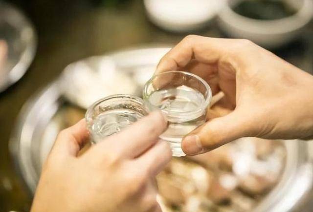 原创吃晚饭时总喜欢喝点白酒的人身体会有什么变化医生怎么说