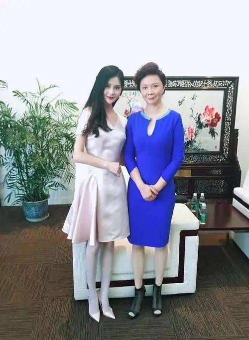 原创蔡明确实有扮嫩的资本看她穿紧身黑裤58岁了还有一双筷子腿