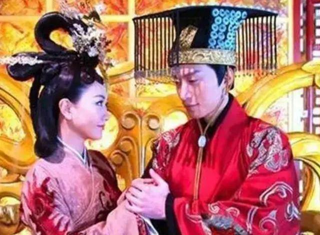 皇后对乐师的风流诗赞不绝口,皇帝知道后赐她自尽,遗体任人踩踏_萧
