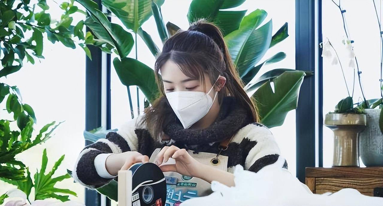 原创33岁张含韵的家居日常火了爱健身爱花草那叫一个精致晒晒