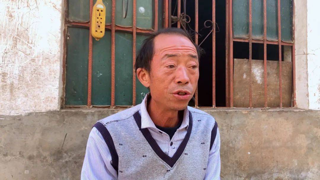 这一年,在外打工的爸爸当时休息,为了补贴家用选择去山上采摘蜂蜜.