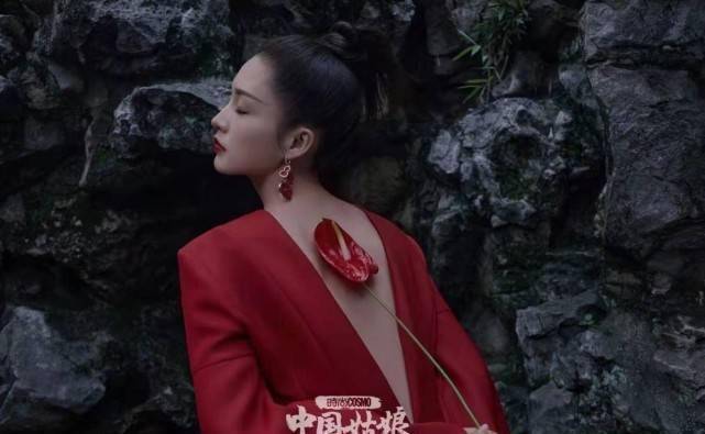 原创李沁国风大片美到上热搜穿露背红裙戴金钗美艳四射身材更极品