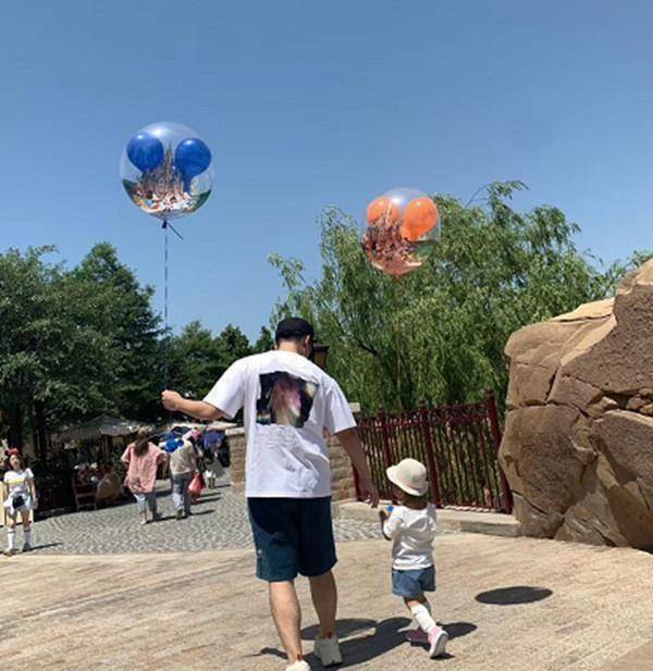 原创陈赫晒与女儿温馨合影安安仰头显萌态对爸爸的叮嘱暖心又好笑