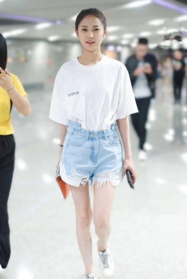 有什么特点的,圆形领口不挑人,还很百搭,也算是每个女生必备的单品了