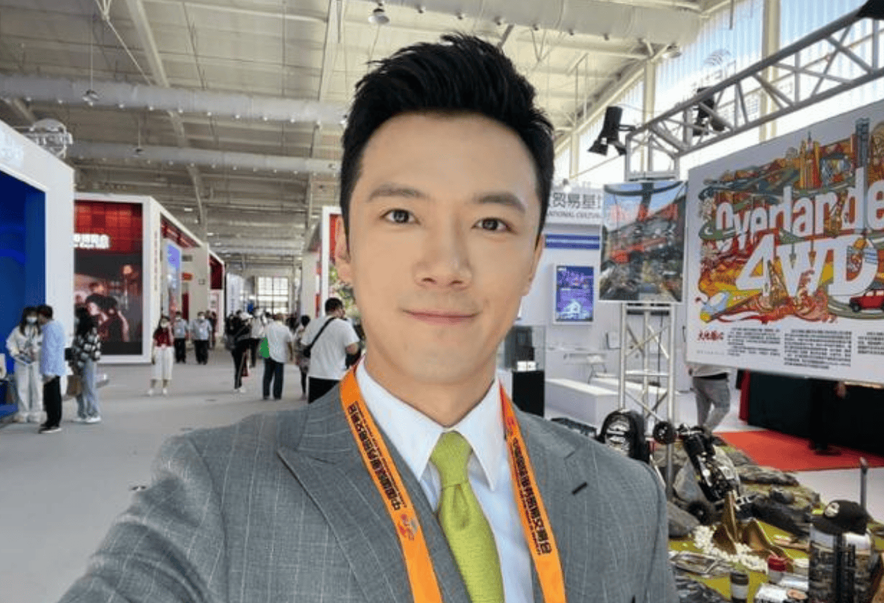 著名主持人张韬30岁进央视34岁上春晚是亲人眼里的暖男