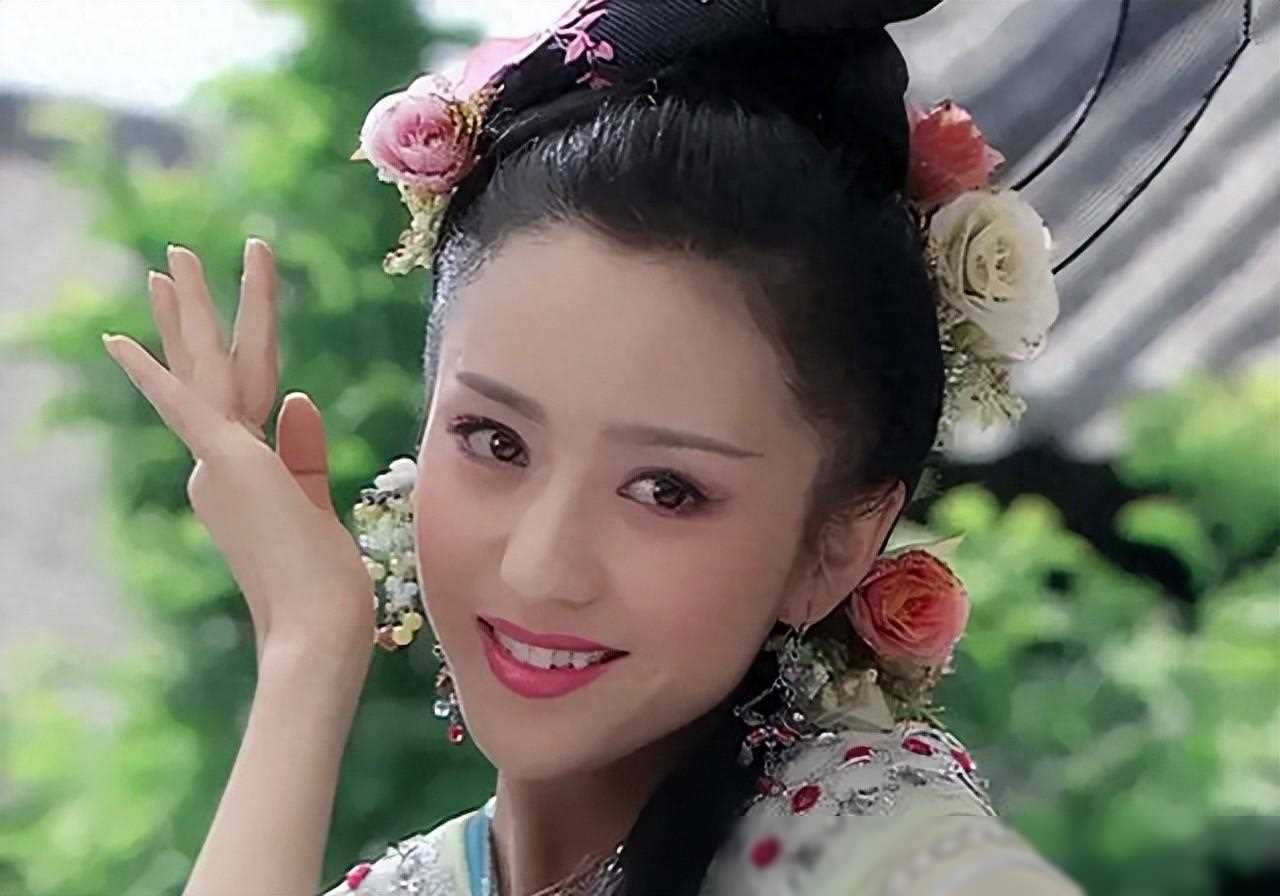 40岁佟丽娅带9岁儿子度假儿子肉嘟嘟惹人爱