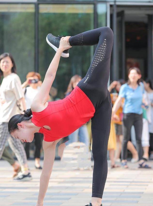 原创爱运动的女孩子最好看搭配黑红健身服身材高挑迷人
