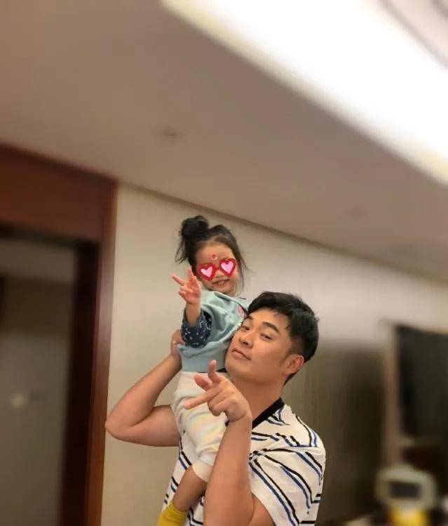 原创陈赫晒女儿小安安正脸照漂亮可爱网友说长得像爸爸
