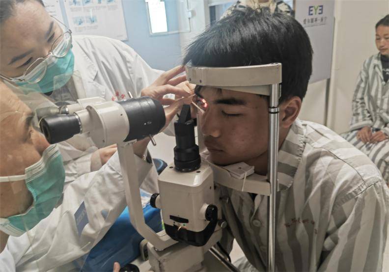 15岁男孩成功完成角膜移植手术告别角膜白斑眼中再次散发光芒