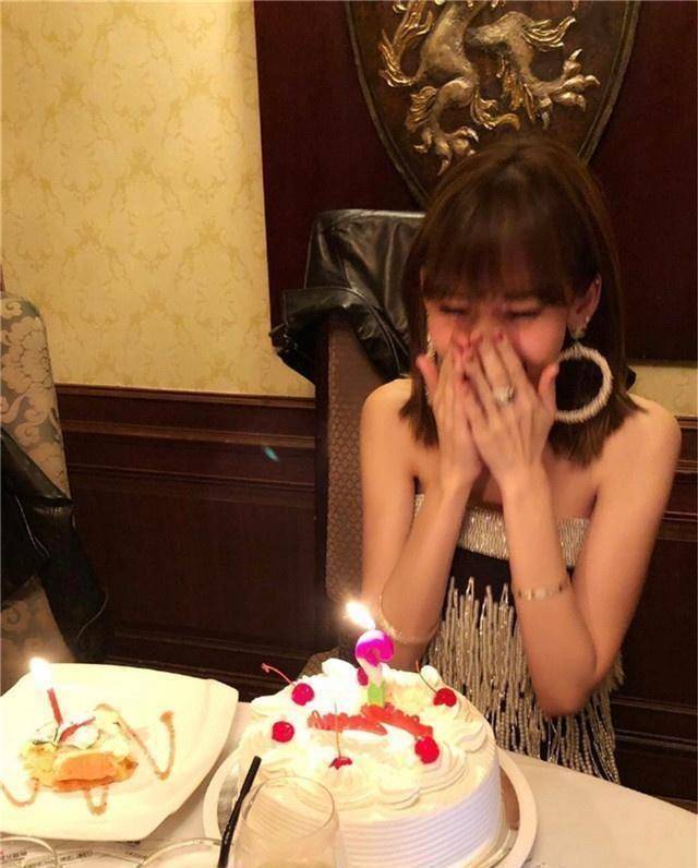 还有许愿吹蜡烛的环节,陈若仪看起来很开心,捂着嘴笑了起来,吹蜡烛的