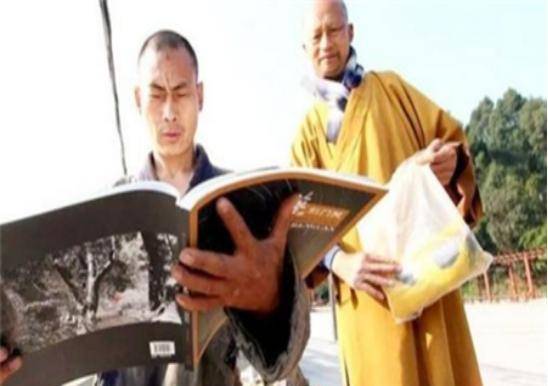 原创苦行僧释正弘每走三步一叩首翻越4大名山脚上茧比鞋底还厚