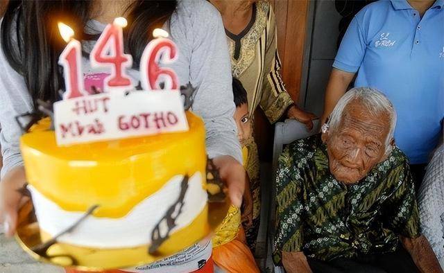 原创活了146岁印尼老人把4任妻子和儿女全熬死晚年最大心愿就是死