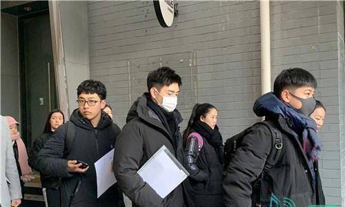 陈飞宇现身北电进行艺考素颜获好评