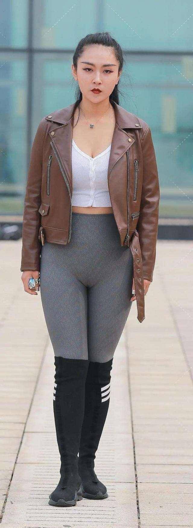 打底裤省心穿搭示范兼顾美感与舒适度简约时尚