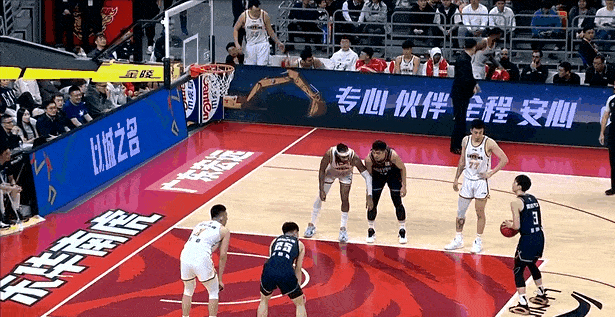 激烈张明池吃违体犯规莫兰德伸脚绊倒威姆斯裁判违体