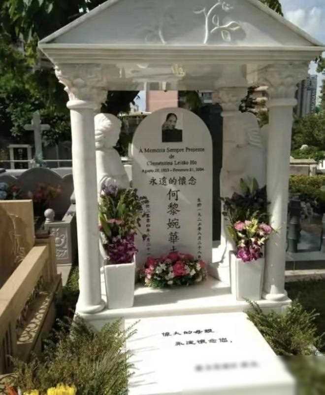 何超莲清明节为赌王扫墓,70岁陈婉珍靠搀扶上山,顺带拜祭公婆